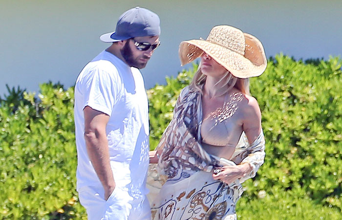 Pamela Anderson aproveita o sul da França com o marido, Rick Salomon