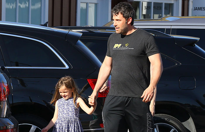 Ben Affleck arranja tempo na agenda lotada e passeia com a filha Seraphina