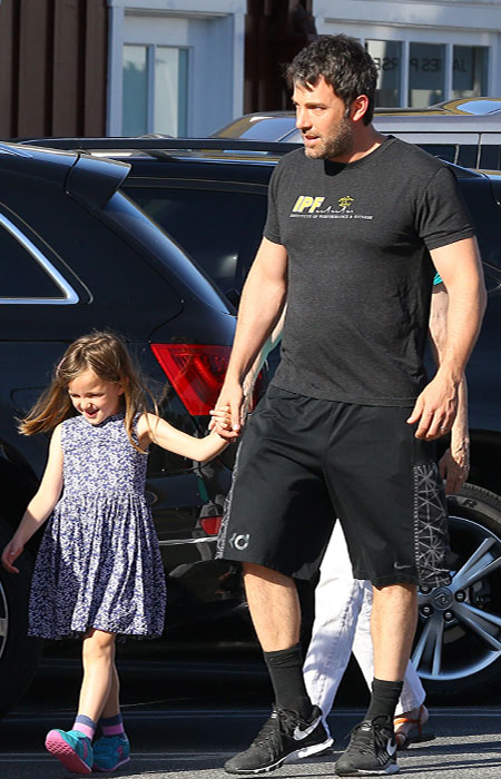 Ben Affleck arranja tempo na agenda lotada e passeia com a filha Seraphina