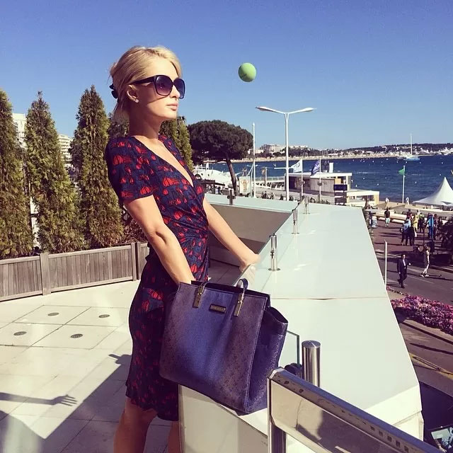  Paris Hilton exibe bolsa de grife em Cannes