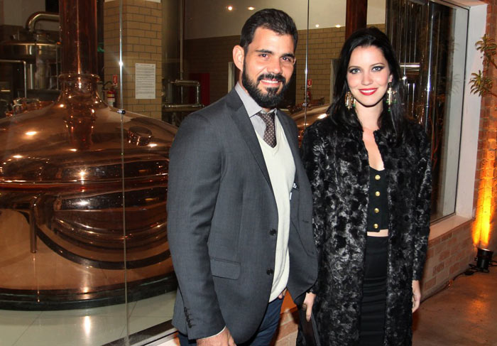 Juliano Cazarré e Nathalia Dill visitam Museu da Cerveja