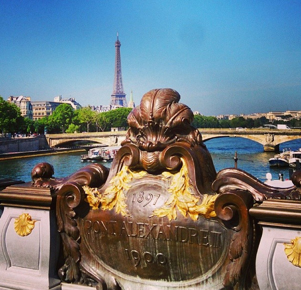 Klebber Toledo visita a Torre Eiffel em Paris