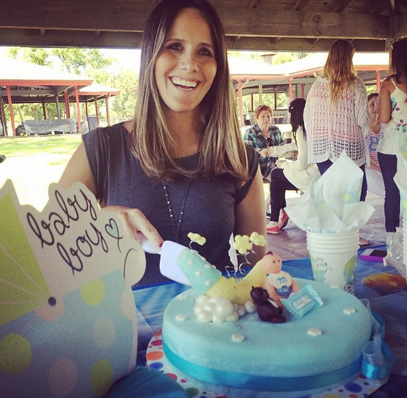 Aos 8 meses, Fernanda Pontes ganha chá de bebê das amigas