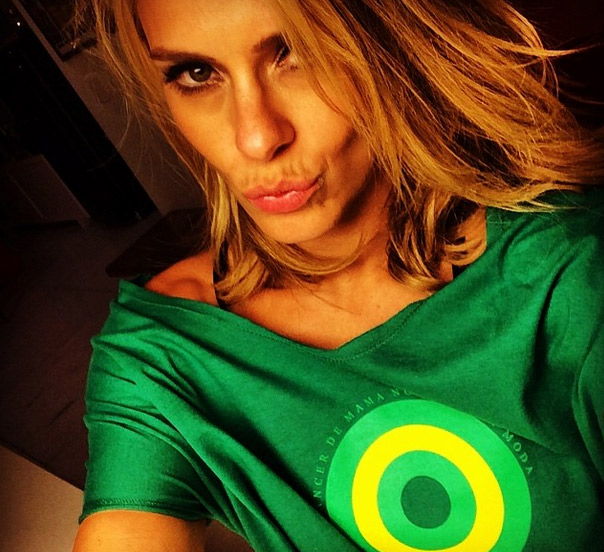 Carolina Dieckmann apoia campanha contra o câncer de mama