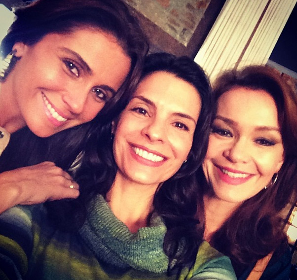 Giovanna Antonelli posa com Júlia Lemmertz e Helena Ranaldi nos bastidores do Projac