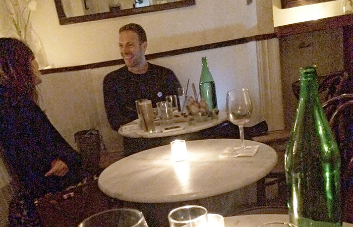 Chris Martin é flagrado em jantar romântico