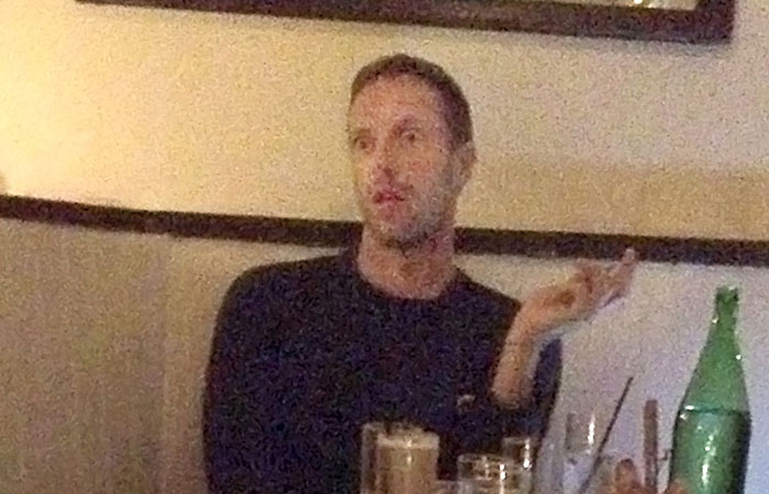 Chris Martin é flagrado em jantar romântico