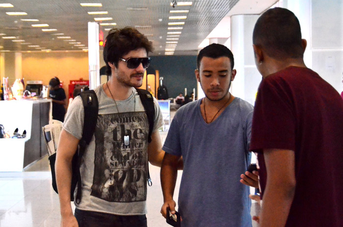 Galãs no Santos Dummont! Bruno Gagliasso e Guilherme Leicam são vistos circulando pelo aeroporto