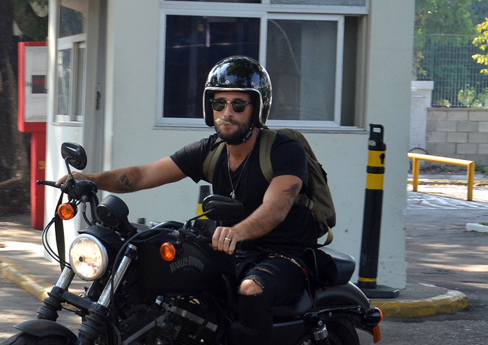 Galãs no Santos Dummont! Bruno Gagliasso e Guilherme Leicam são vistos circulando pelo aeroporto