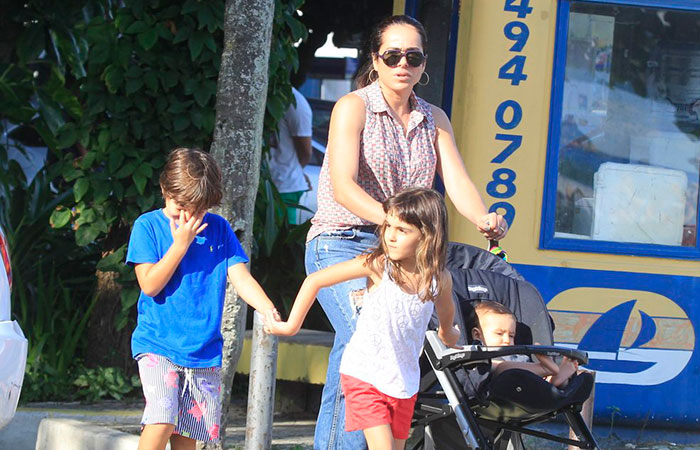 Cássia Linhares curte tarde com os filhos, na Barra da Tijuca