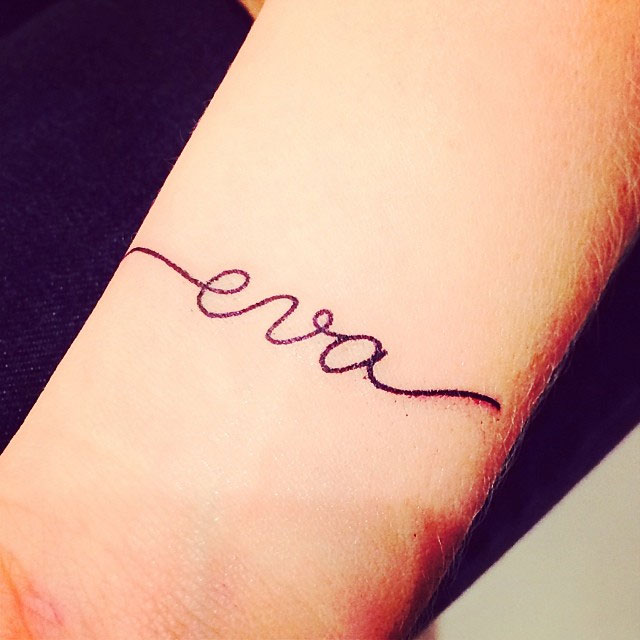  Angélica faz tatuagem em homenagem à filha, Eva
