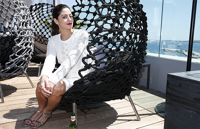 Carol Castro brilha com look branco em Cannes