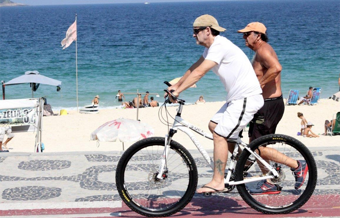 Antonio Calonni se exercita na Praia de Ipanema