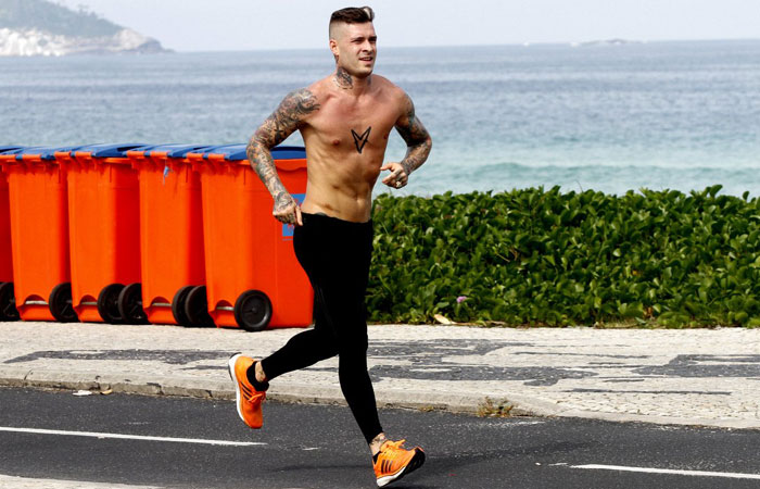 Mateus Verdelho corre na orla da Barra da Tijuca