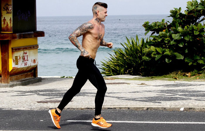 Mateus Verdelho corre na orla da Barra da Tijuca