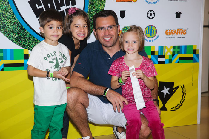 Astrid Fontenelle, Otávio Mesquita e outros famosos levam os filhos ao Estádio do Morumbi