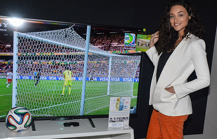 Débora Nascimento ganha miniatura da Taça da Copa do Mundo em evento