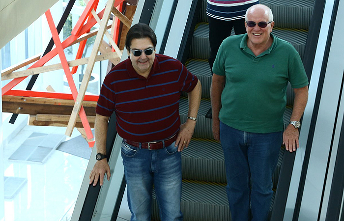 Cheio de estilo, Faustão passeia em shopping no Rio