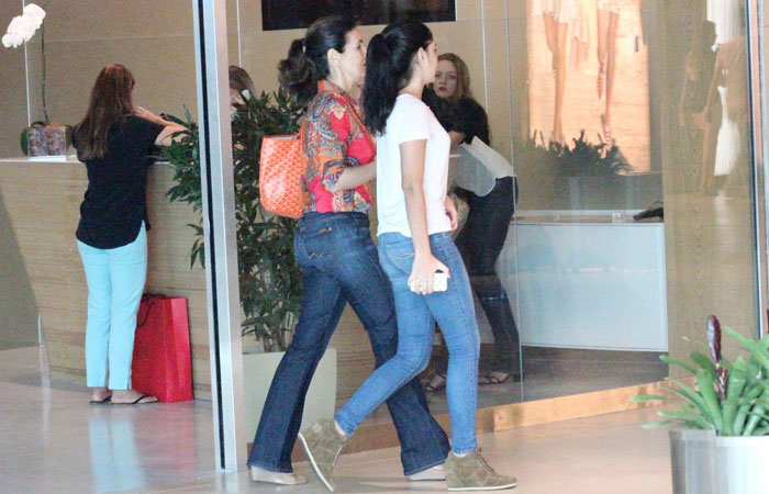 Fátima Bernardes passeia em shopping com a filha