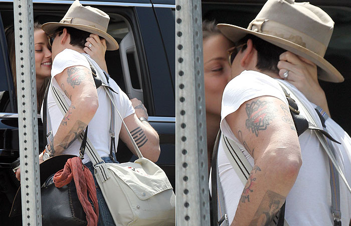 Johnny Depp e Amber Heard protagonizam momento romântico em Nova York