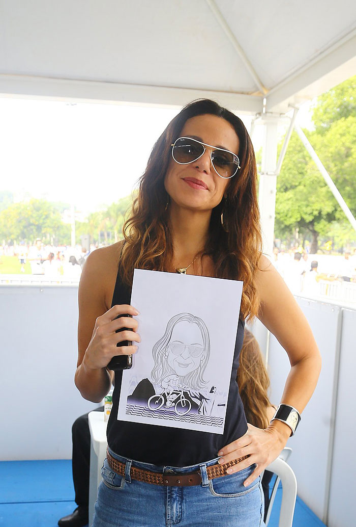 Vanessa Gerbelli mostra caricatura artística durante evento contra o câncer de mama no Rio