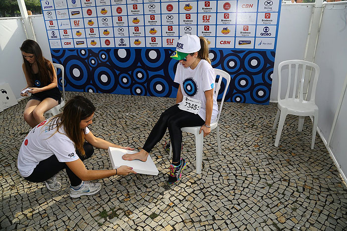 Monique Alfradique carimbou seu pé para campanha que visa arrecadar fundos em prol da pesquisa de combate e prevenção do Câncer de mama