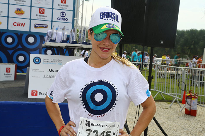 Monique Alfradique antes da corrida em prol do combate ao câncer de mama