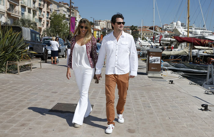 Marcelo Serrado passeia pelas ruas de Cannes com a esposa