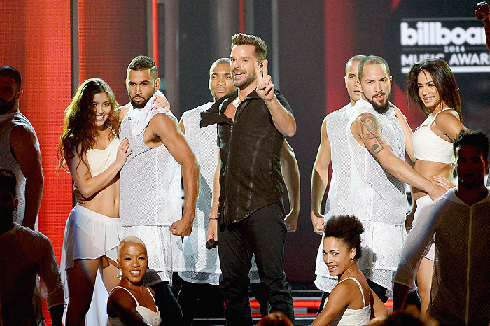 Ricky Martin arrasa na apresentação de Vida no Billboard Music Awards. Assista!