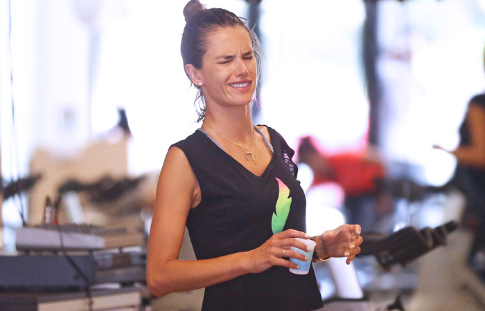 Alessandra Ambrósio faz careta durante aula de pilates