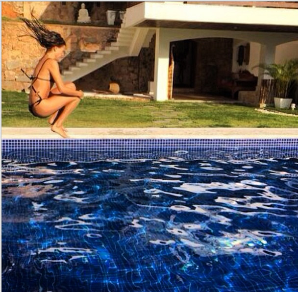 Ísis Valverde relaxa em piscina e lembra poesia