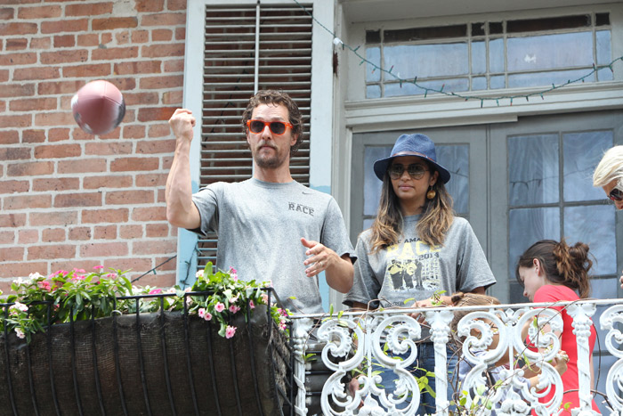 Matthew McConaughey e Camila Alves brincam com os filhos na sacada do apartamento