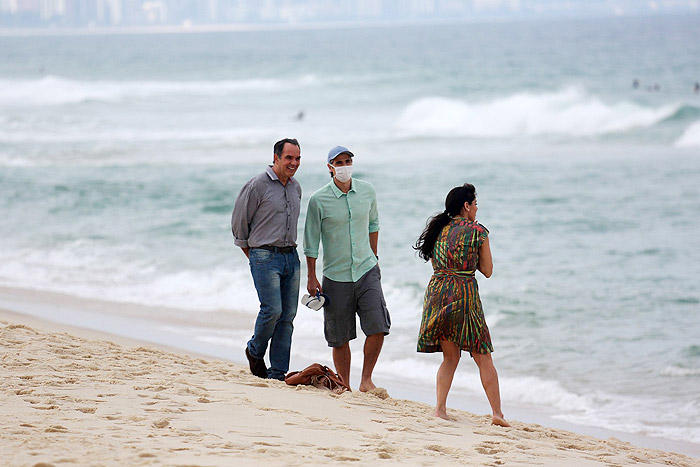 Humberto Martins e Gianecchini gravam na praia do Recreio, no Rio