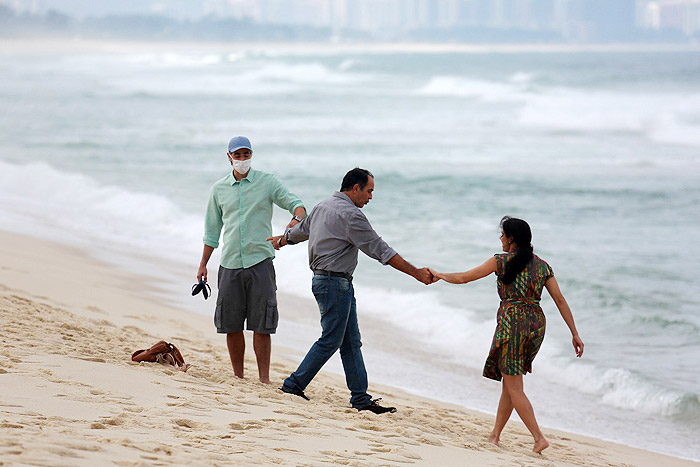 Humberto Martins e Gianecchini gravam na praia do Recreio, no Rio