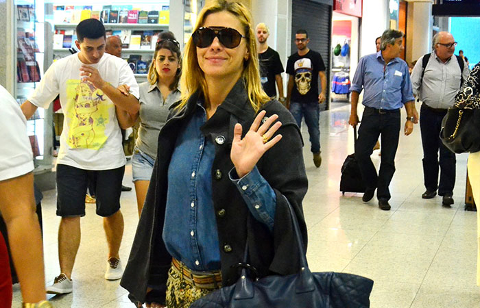  Carolina Dieckmann esbanja simpatia no aeroporto Santos Dumont, no Rio