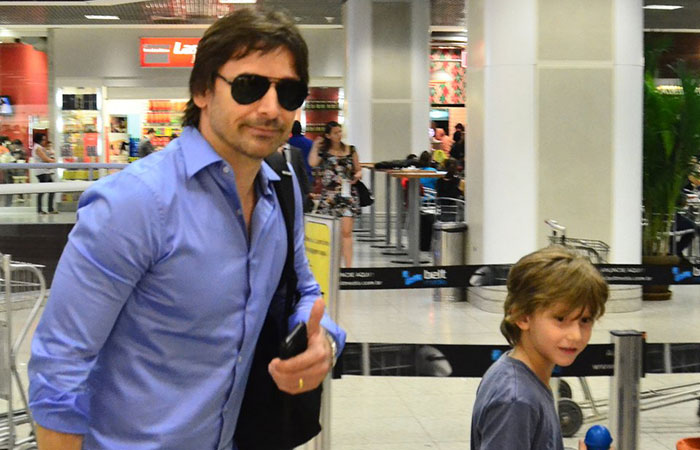  Murilo Rosa embarca com o filho Lucas, no aeroporto Santos Dumont, no Rio