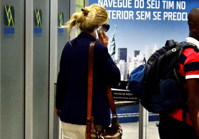 Grudada no celular, Antônia Fontenelle deixa o Rio de Janeiro