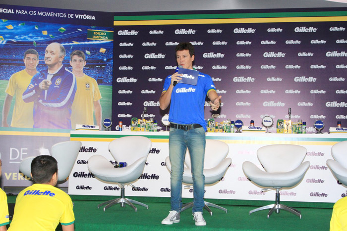 Rodrigo Faro apresenta evento com craques da seleção em São Paulo