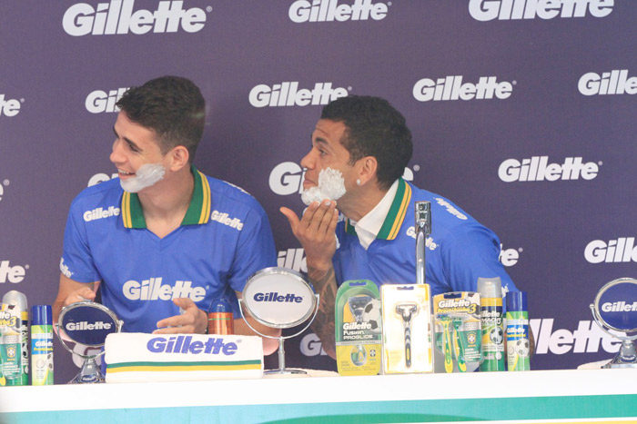 Oscar e Paulinho se barbeiam durante evento da Gillette em São Paulo