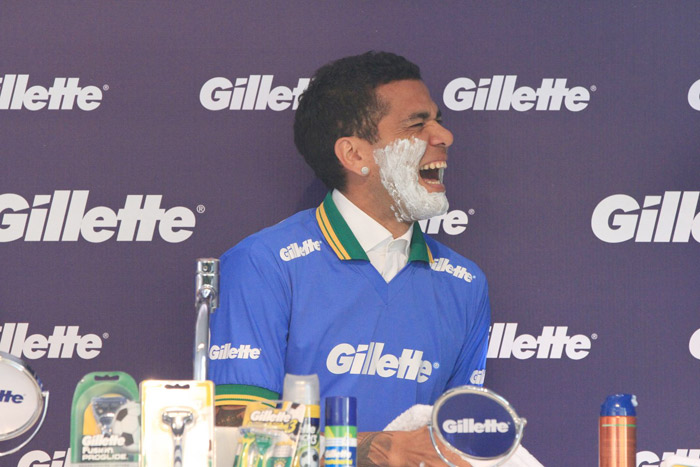 Paulinho cai na risada com colegas da seleção, enquanto se barbeia