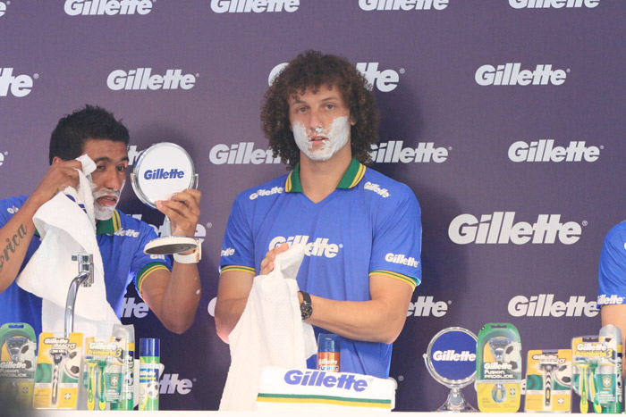 David Luiz se barbeia durante evento da Gillette em São Paulo