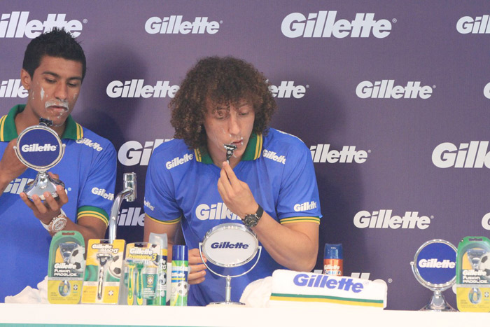 Jogadores se barbeiram com lâminas Gillette durante evento da marca em São Paulo