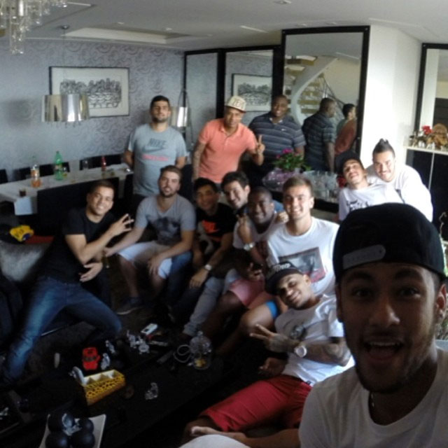  Neymar comenta encontro com os amigos do Brasil