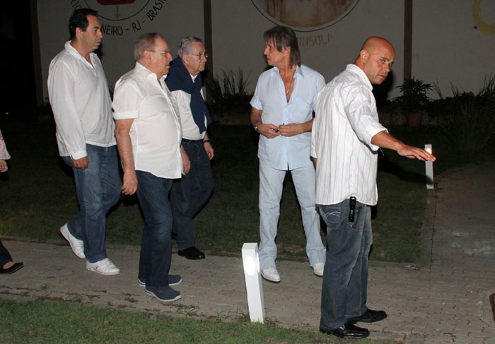 Roberto Carlos vai à missa de sétimo dia do filho de Erasmo Carlos