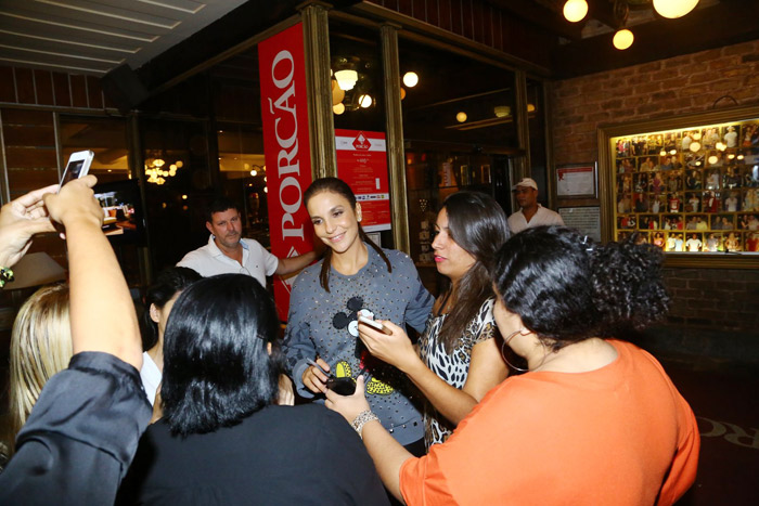 De moletom, Ivete Sangalo posa com fãs na saída de churrascaria na zona oeste do Rio