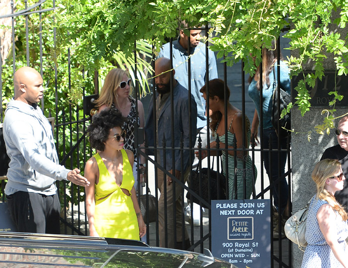 Beyoncé passeia com a filha Blue Ivy e o marido Jay-Z, em Nova Orleans