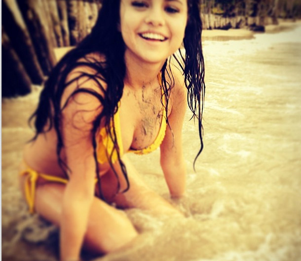 Selena Gomez posa de biquíni enquanto se diverte na praia