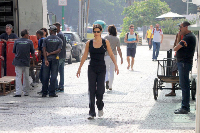 Helena Rinaldi se exercita na orla do Leblon, no Rio de Janeiro