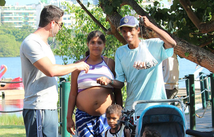 Ex-BBB Marcelo ajuda moradores de rua durante corrida