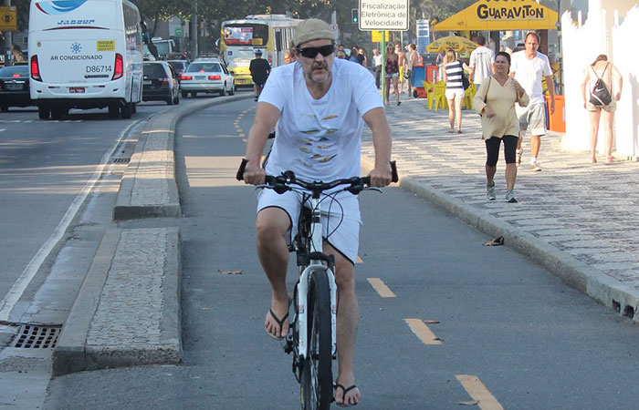 Antônio Calloni esbanja simpatia ao andar de bicicleta no Leblon